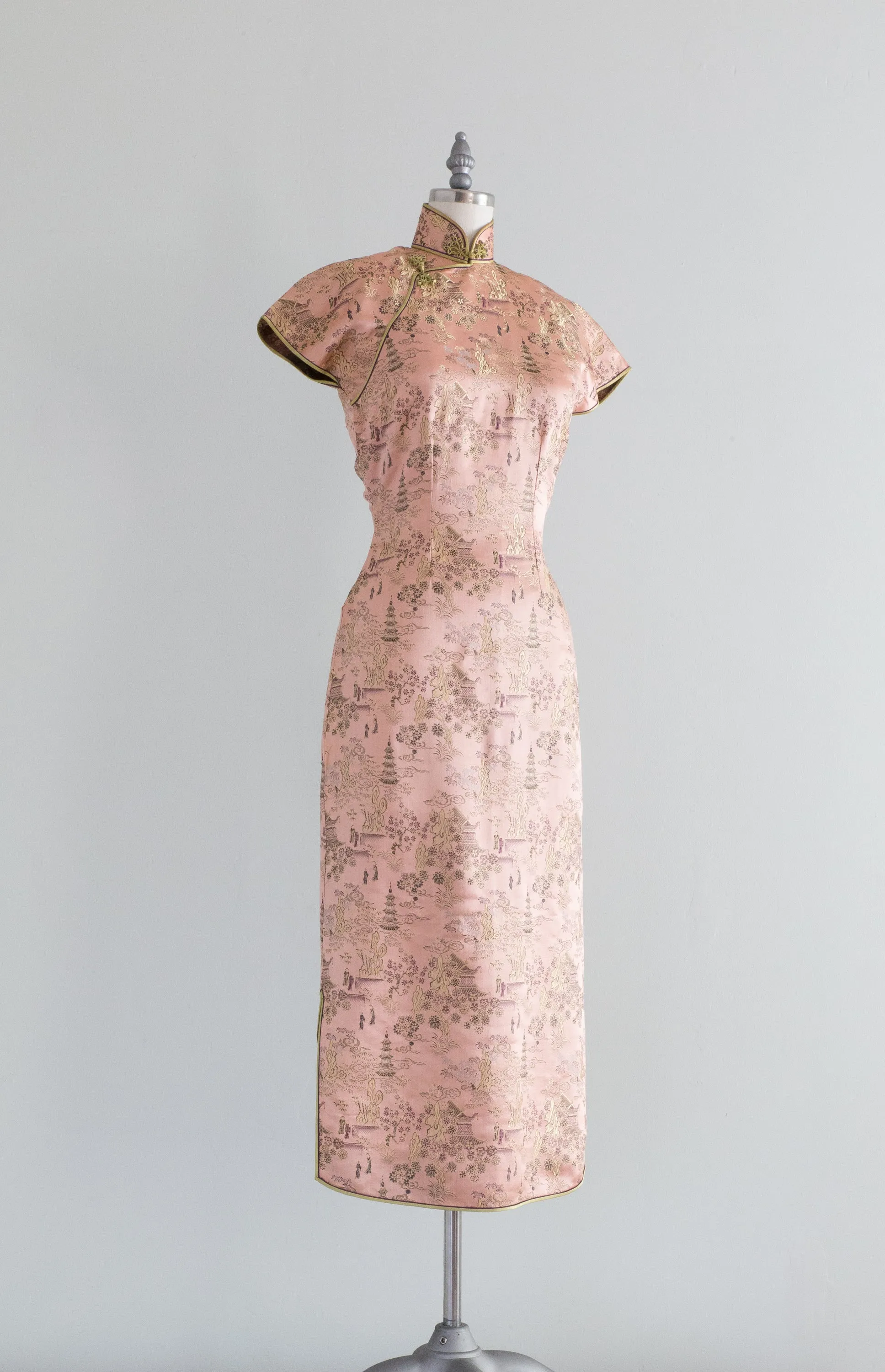 Beautiful 1950's Peony Pink Chinese Silk Cheongsam / XS