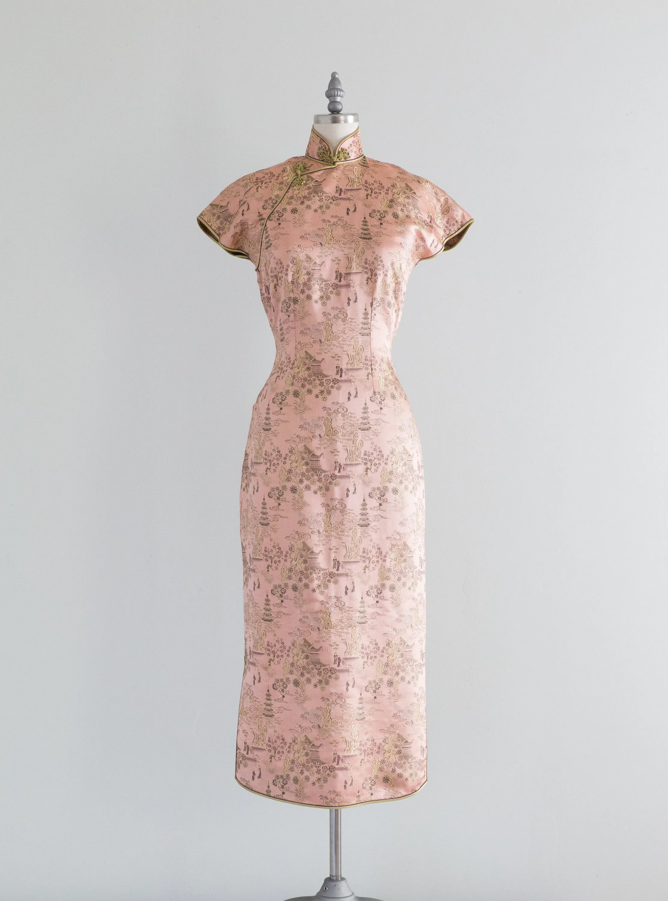 Beautiful 1950's Peony Pink Chinese Silk Cheongsam / XS